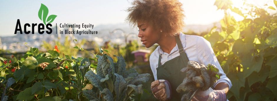 Fotografía de una mujer negra dedicada a la agricultura con un delantal verde.