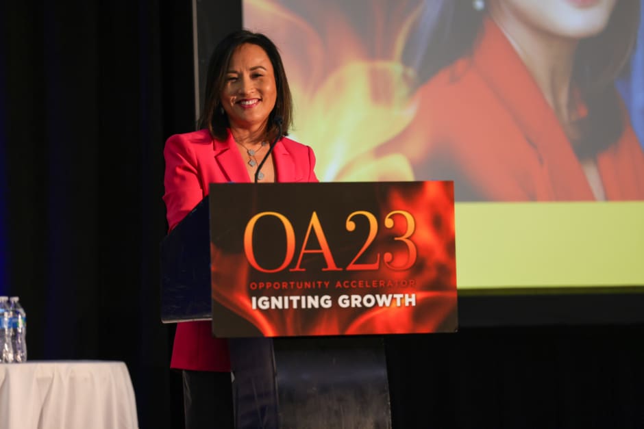 연단 앞에서 미소 짓고 있는 잉 맥과이어 NMSDC CEO 겸 사장.