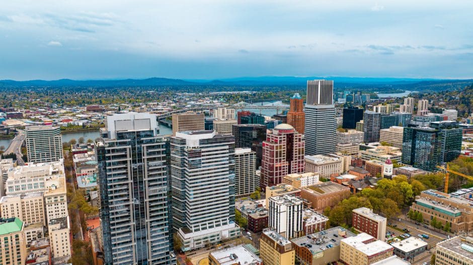 Descripción de la imagen: Horizonte de Portland, Oregón, durante el día. 