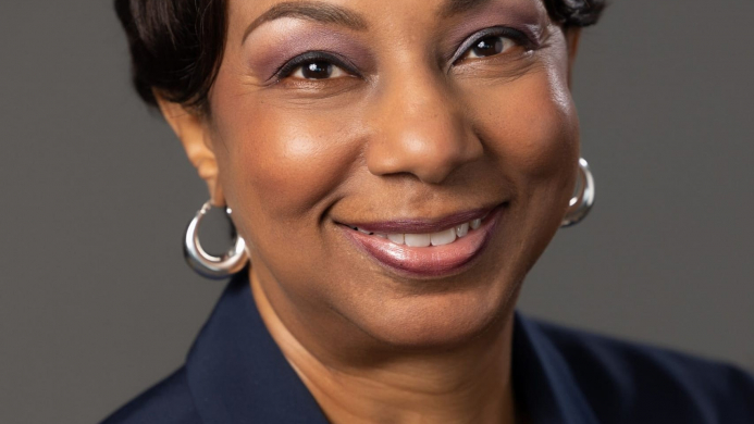 공공 정책에 영향을 미치는 여성 사장 겸 CEO 안젤라 딩글의 헤드샷