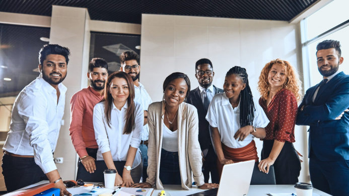 사무실의 다양한 젊은이들이 테이블에 둘러앉아 있는 모습.